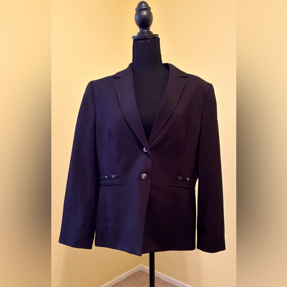 Tahari black pinstripe 2-piece professional suit